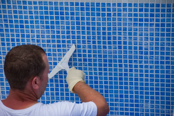 プール改修工事 労働者はタイルを敷設し プール内の縫い目をカバー — ストック写真