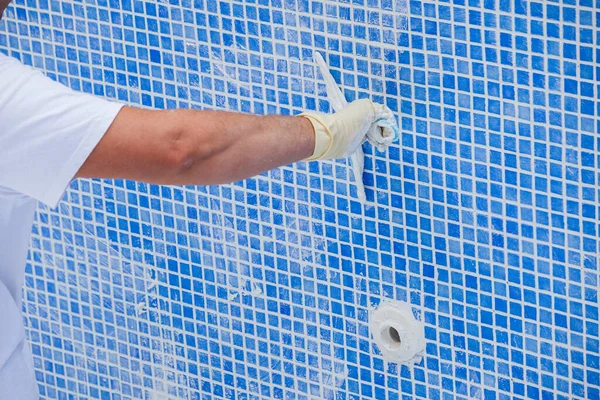 Trabalhos Renovação Piscina Trabalhador Coloca Telhas Cobre Costuras Piscina — Fotografia de Stock