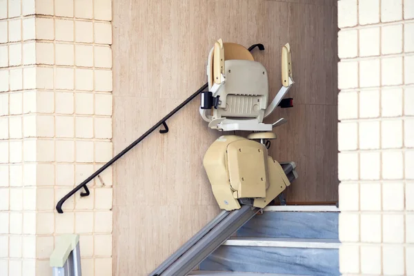 Elevador Escada Para Pessoas Com Deficiência Elevador Cadeira Imagens De Bancos De Imagens