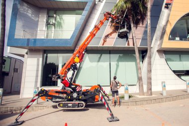 Torrevieja, İspanya, 15.06.2021. Mobil iş platformunun camlarını temizleyen işçi, İspanya, Costa Blanca