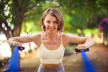 Spor salonundaki lastik bantlarla egzersiz yap. Dışarıda kadın eğitimi. Spor ve sağlık hizmeti kavramı
