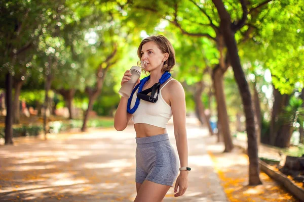 Mulher Desporto Beber Água Parque Conceito Aptidão Saúde — Fotografia de Stock