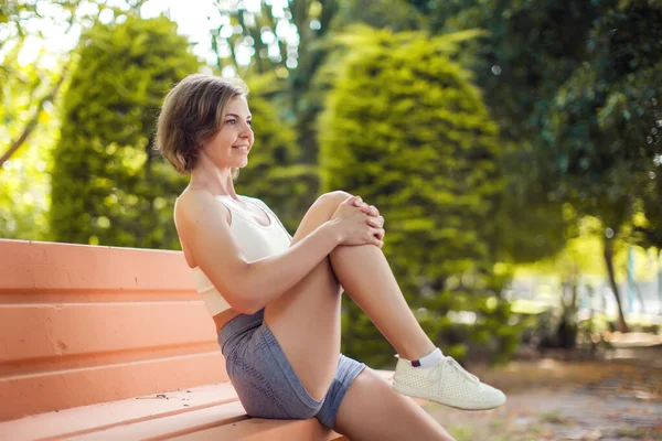 Ejercicio Banco Mujer Entrenando Parque Concepto Fitness Salud — Foto de Stock