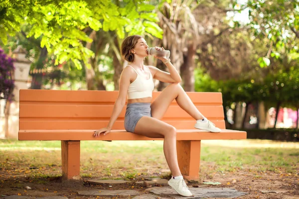 Wanita Olahraga Minum Air Taman Konsep Kebugaran Dan Kesehatan — Stok Foto