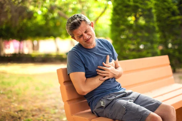 Mann Mit Herzschmerzen Freien Männer Die Brustschmerzen Verspüren Sitzen Auf — Stockfoto