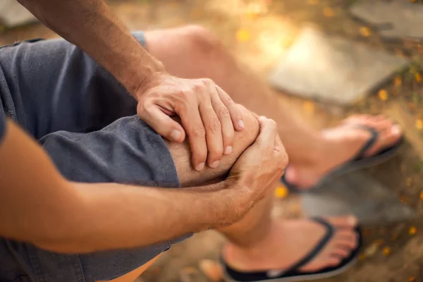 Pria Dengan Nyeri Lutut Duduk Bangku Taman Konsep Perawatan Kesehatan — Stok Foto