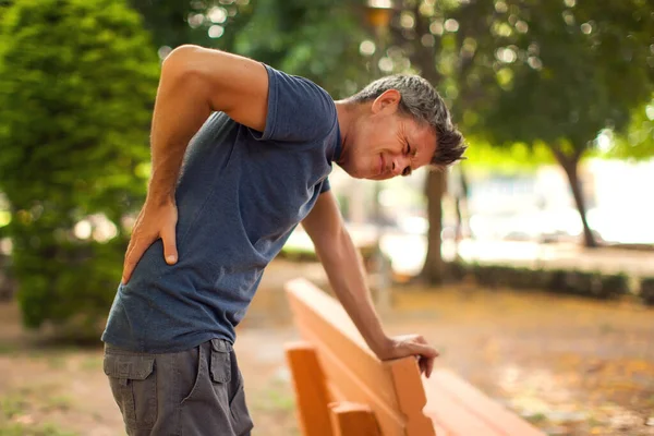 Mann Mit Rückenschmerzen Park Gesundheits Und Medizinkonzept — Stockfoto