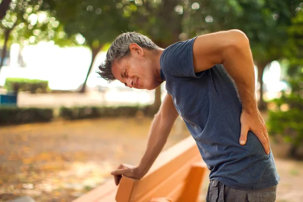 Mann Mit Rückenschmerzen Park Gesundheits Und Medizinkonzept — Stockfoto