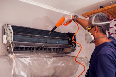 Klimayı profesyonel olarak temizleyen bir işçi.. 