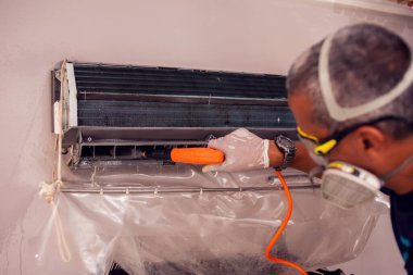 Klimayı profesyonel olarak temizleyen bir işçi.. 