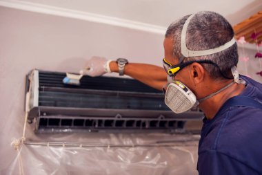 Klimayı profesyonel olarak temizleyen bir işçi.. 