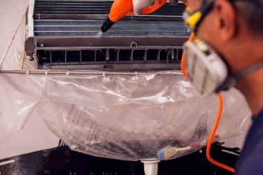 Klimayı profesyonel olarak temizleyen bir işçi.. 