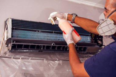 Klimayı profesyonel olarak temizleyen bir işçi.. 