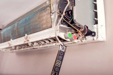 Temizlikten önce toz dolu bir klima.