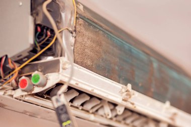 Temizlikten önce toz dolu bir klima.