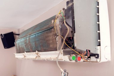 Temizlikten önce toz dolu bir klima.