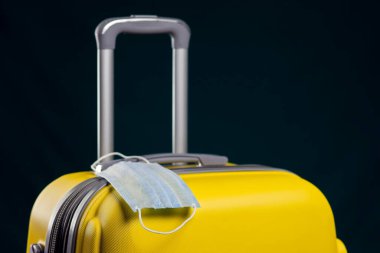 Bagajda tıbbi maske. Coronavirus zamanında seyahat et. Stüdyo çekimi