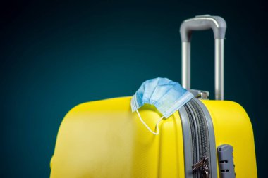 Bagajda tıbbi maske. Coronavirus zamanında seyahat et. Stüdyo çekimi