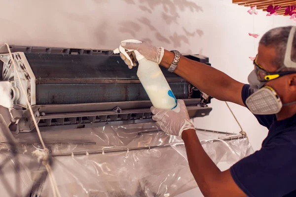 Pekerja Yang Melakukan Pembersihan Profesional Pendingin Ruangan — Stok Foto
