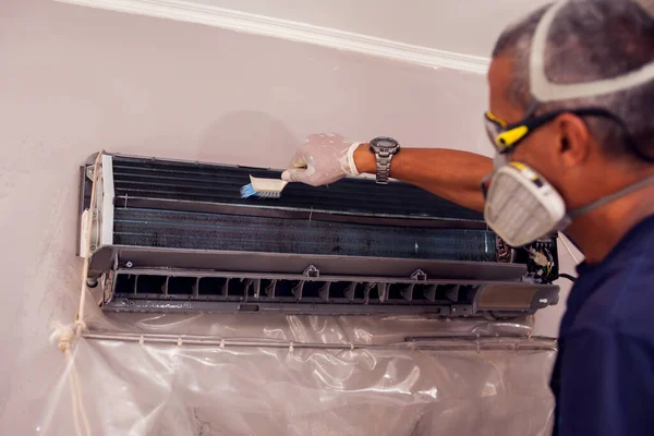 Pekerja Yang Melakukan Pembersihan Profesional Pendingin Ruangan — Stok Foto