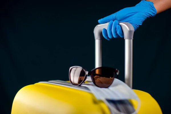 Equipaje Con Mascarilla Médica Gafas Sol Mano Guantes Médicos Sosteniendo —  Fotos de Stock