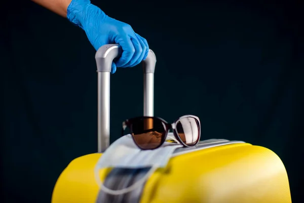 Luggage Medical Face Mask Hand Medical Gloves Holding Baggage Travel — Stock Photo, Image