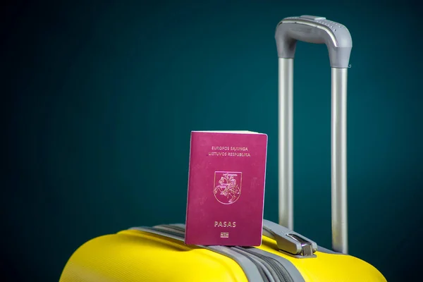 Bagajda Litvanya pasaportu. Seyahat ve tatil konsepti. Stüdyo çekimi