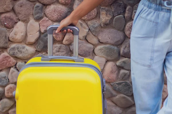 Mujer Con Equipaje Aire Libre Viajes Vacaciones Estilo Vida —  Fotos de Stock