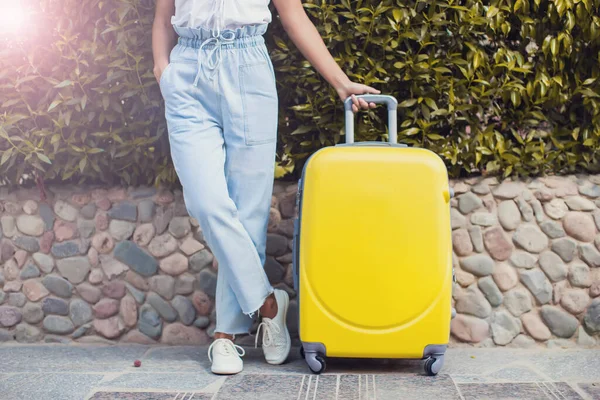 Frau Mit Gepäck Freien Reise Urlaubs Und Lifestylekonzept — Stockfoto