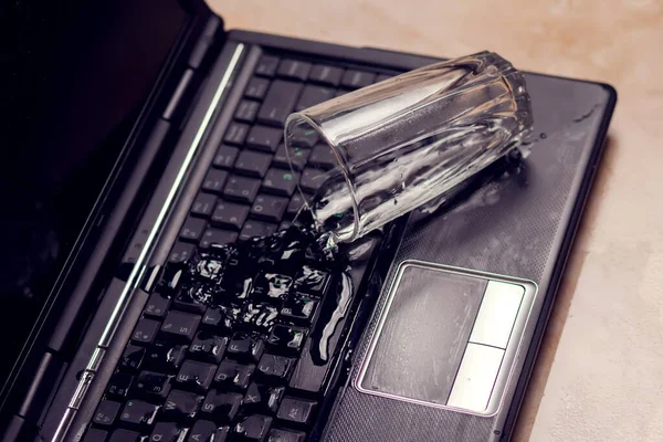 Menumpahkan Segelas Air Pada Laptop Hitam Kecelakaan Dengan Teknologi — Stok Foto