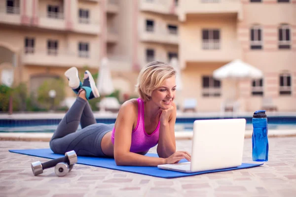 Mujer Joven Que Comienza Clase Fitness Línea Ordenador Portátil Aire — Foto de Stock