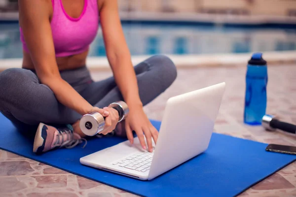Young Woman Starting Online Fitness Class Laptop Outdoor People Sport — Fotografia de Stock
