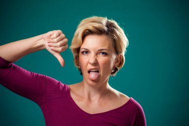 Kısa sarı saçlı, el ve dil hareketi yapan bir kadın. İnsanlar, yaşam tarzı ve duygu kavramı