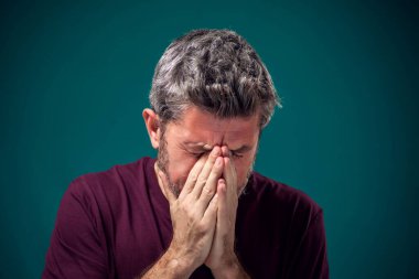 Kırmızı tişörtlü üzgün sakallı adamın portresi. İnsanlar ve duygular