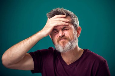 Kırmızı tişörtlü üzgün sakallı adamın portresi. İnsanlar ve duygular