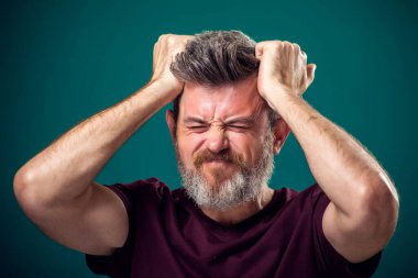 Kırmızı tişörtlü üzgün sakallı adamın portresi. İnsanlar ve duygular