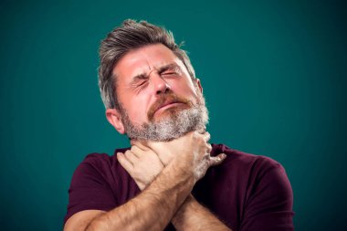 Kırmızı tişörtlü, kendini boğan sakallı bir adamın portresi. İnsanlar ve duygular