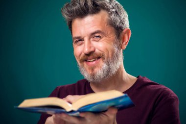 Kırmızı tişörtlü sakallı adamın açık bir portresi. Halk, eğitim ve araştırma kavramı