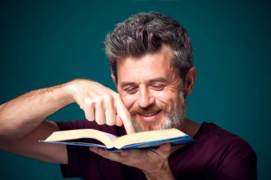 Kırmızı tişörtlü sakallı adamın açık bir portresi. Halk, eğitim ve araştırma kavramı