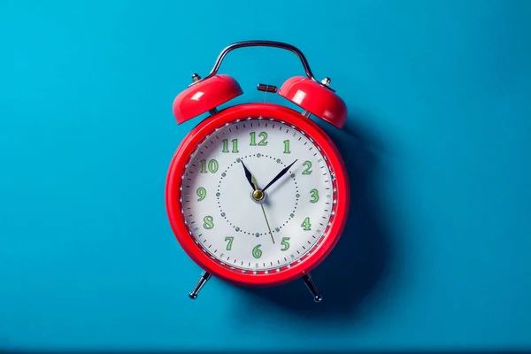 Red Alarm Clock Color Background — Stock Photo, Image