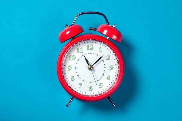 Red Alarm Clock Color Background — Stock Photo, Image