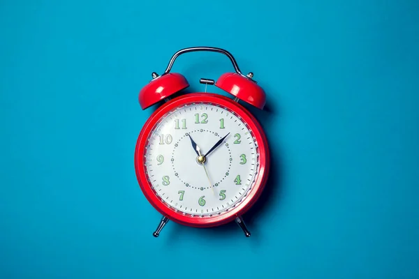 Red Alarm Clock Color Background — Stock Photo, Image