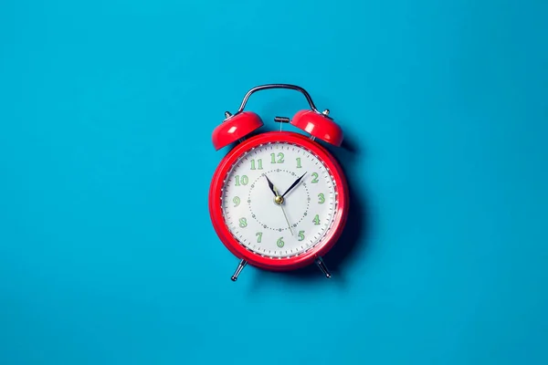 Renk Arkaplanındaki Kırmızı Alarm Saati — Stok fotoğraf