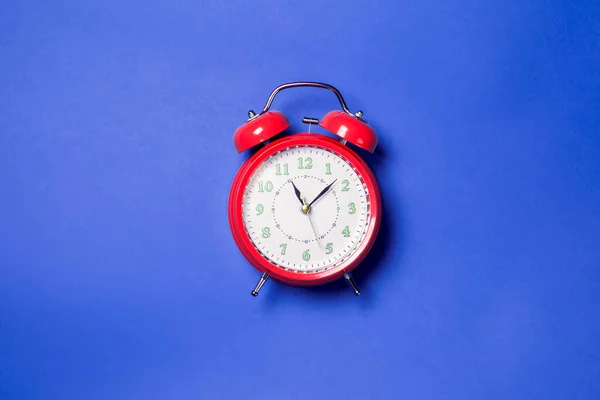 Red Alarm Clock Color Background — Stock Photo, Image