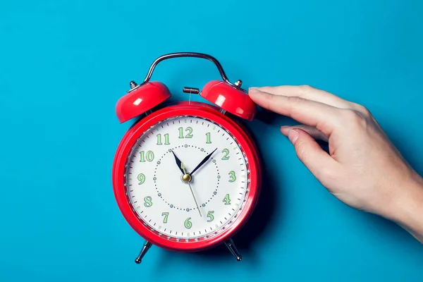 Rode Wekker Achtergrond Een Hand Van Iemand Die Morgens Een — Stockfoto