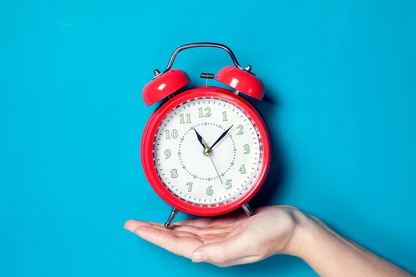 Hand Person Holding Red Alarm Clock Color Background — Stock Photo, Image