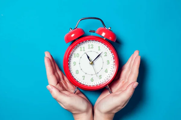 Hand Person Holding Red Alarm Clock Color Background — Stock Photo, Image