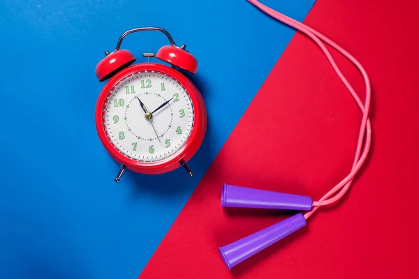 Reloj Despertador Rojo Cuerda Salto Fondo Color Concepto Fitness Salud — Foto de Stock