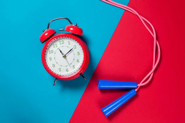 Reloj Despertador Rojo Cuerda Salto Fondo Color Concepto Fitness Salud — Foto de Stock