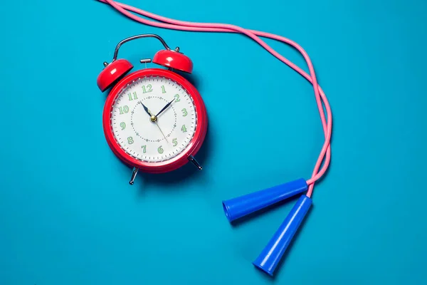 Reloj Despertador Rojo Cuerda Salto Fondo Color Concepto Fitness Salud — Foto de Stock